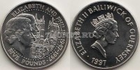 монета Гернси 5 фунтов 1997 год 50 лет свадьбе Королевы Елизаветы II и Принца Филиппа