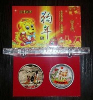 Китай набор из 2-х монетовидных жетонов 2018 год собаки, цветные, в коробке - Овчарки и Хаски